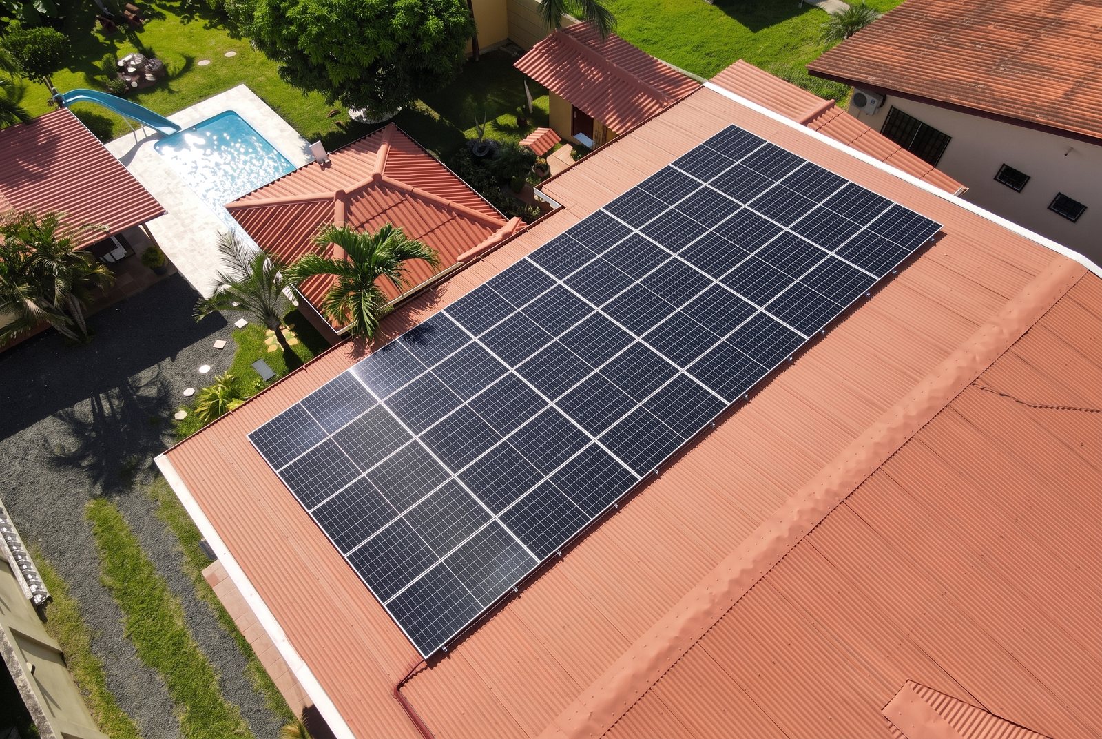 Instalación solar de GreenTec sobre vivienda con piscina, vista aérea