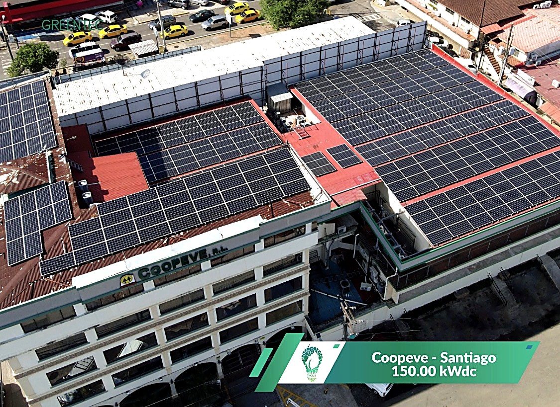 Instalación solar de 150 kW sobre el edificio de Coopeve en Santiago, vista aérea