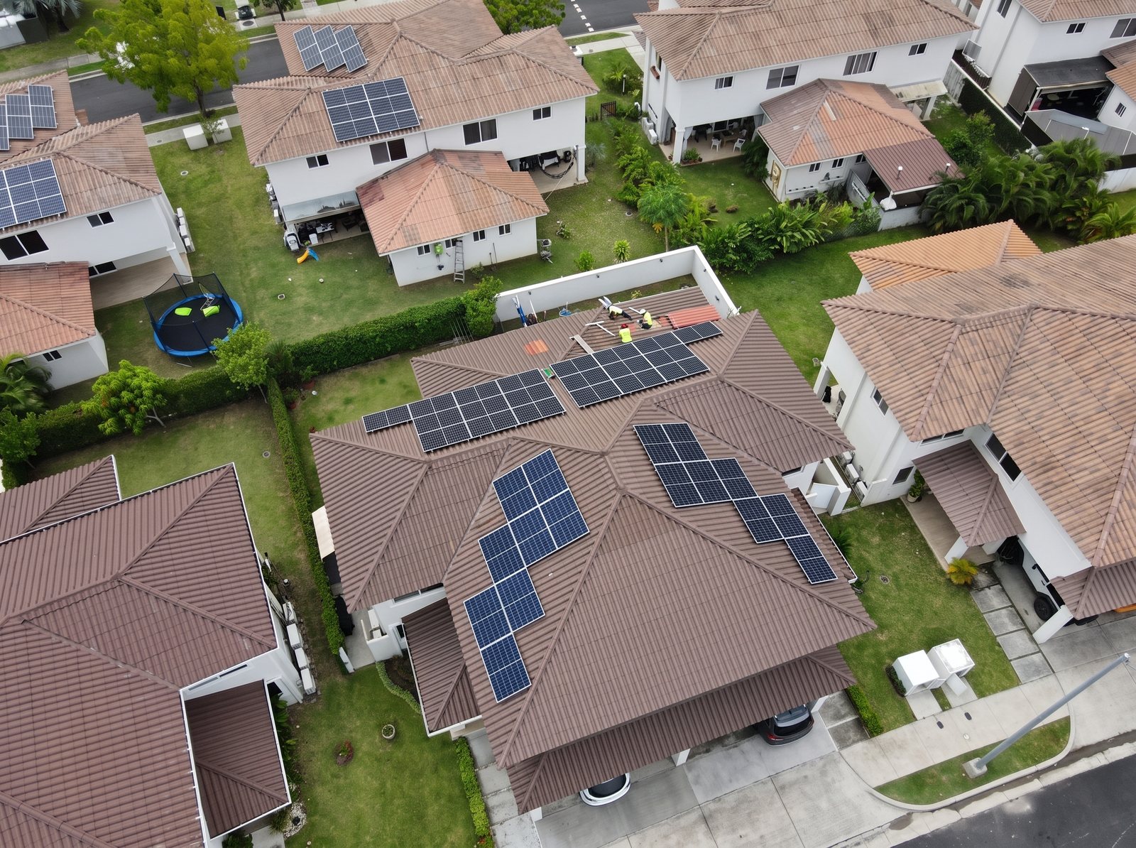 Casas con techo de teja y paneles solares en barriada residencial